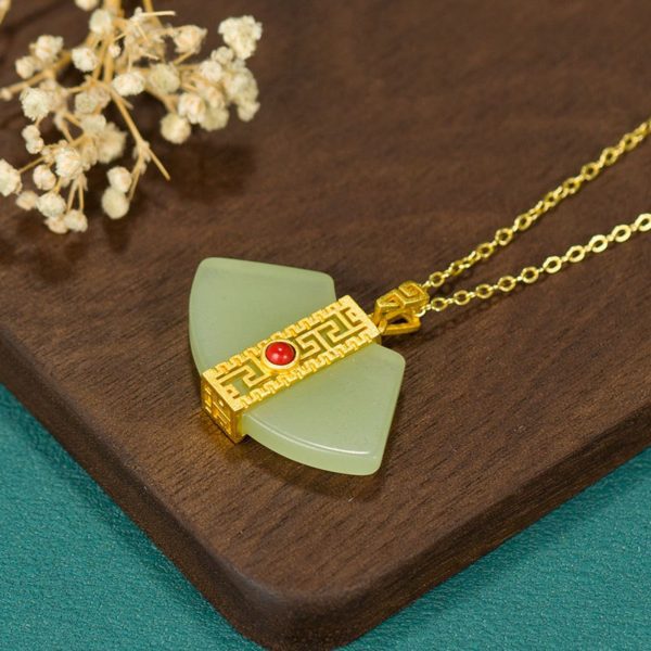Mysterious gifts Fan-Shaped Vintage Jade Necklace