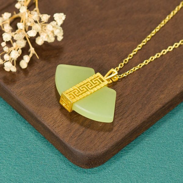 Mysterious gifts Fan-Shaped Vintage Jade Necklace